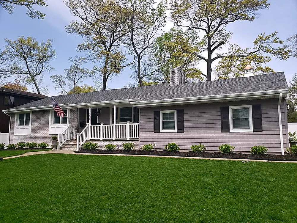 Ranch house with a completed asphalt shingle roof